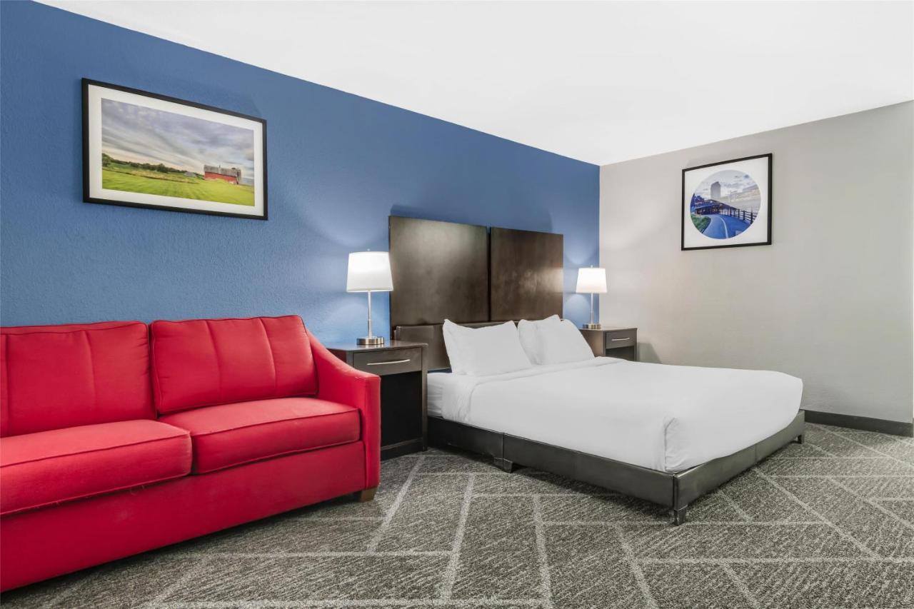 King Room with Mobility Accessible Roll-In Shower at Best Western Rochester Hotel Mayo Clinic Area/St. Mary's