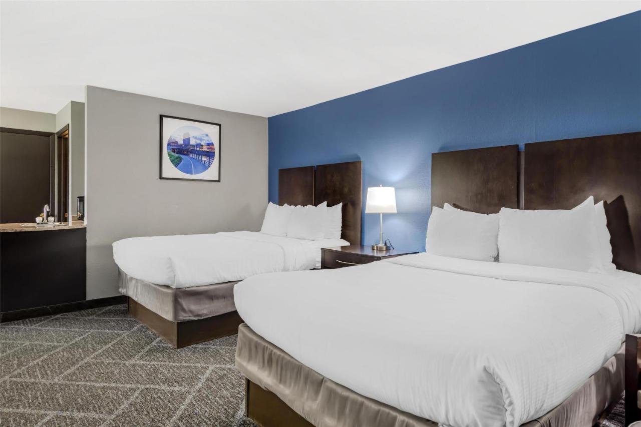 Executive Queen Room with Pool View at Best Western Rochester Hotel Mayo Clinic Area/St. Mary's