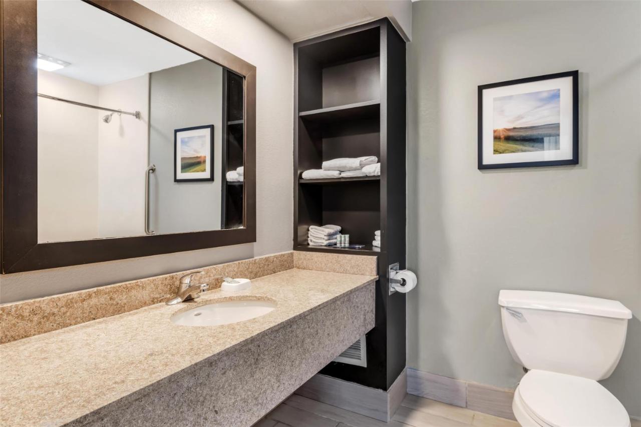 Executive Queen Room - Poolside at Best Western Rochester Hotel Mayo Clinic Area/St. Mary's