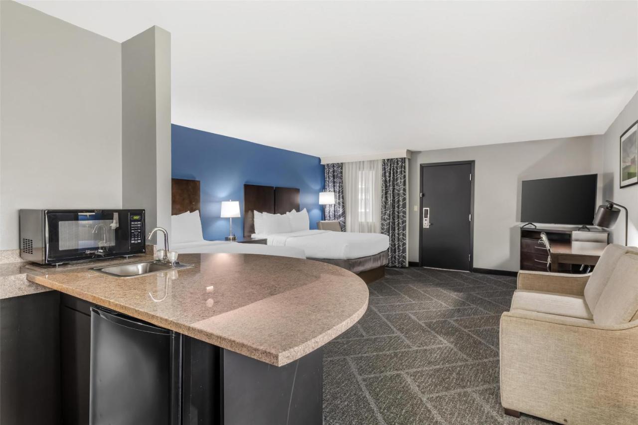 Executive Queen Room with Pool View at Best Western Rochester Hotel Mayo Clinic Area/St. Mary's