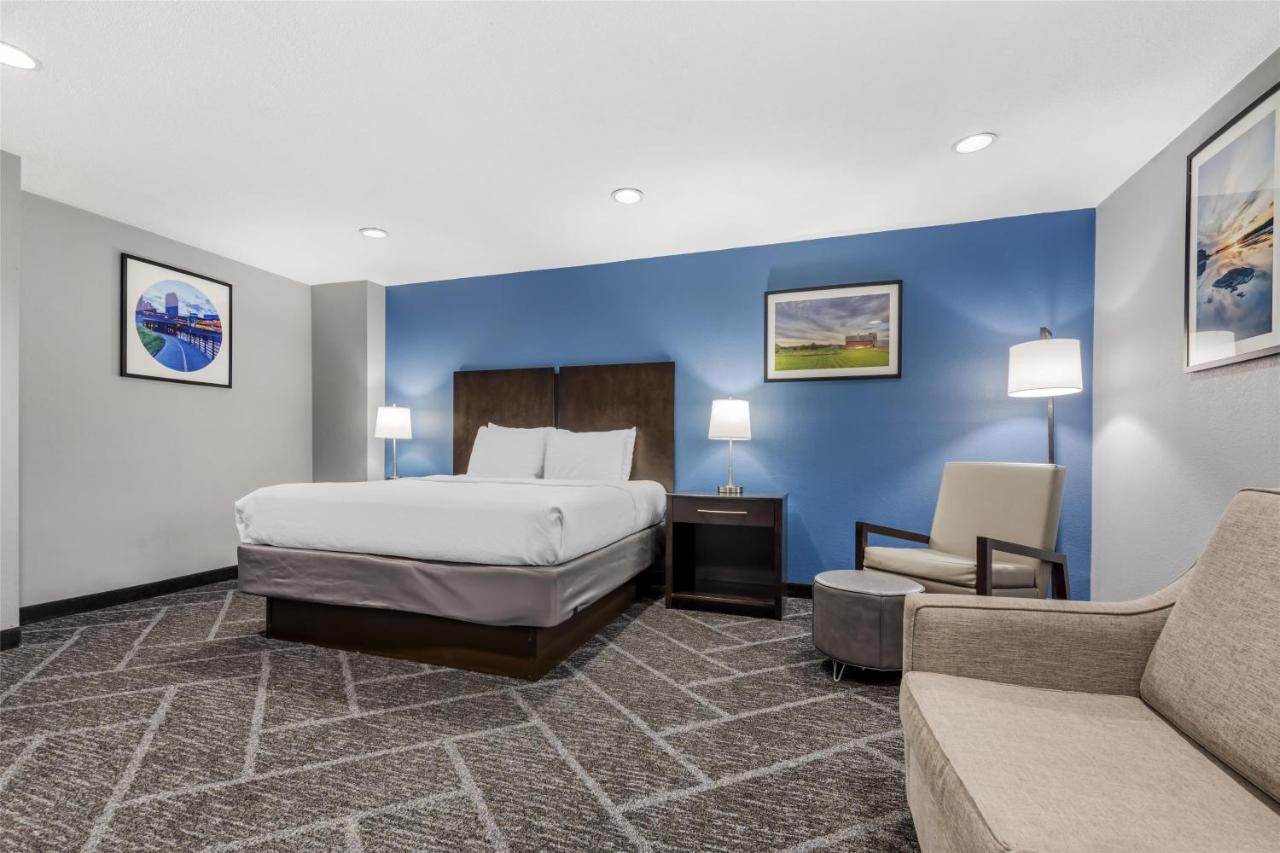 King Room with Single Sofa Bed and Pool View at Best Western Rochester Hotel Mayo Clinic Area/St. Mary's