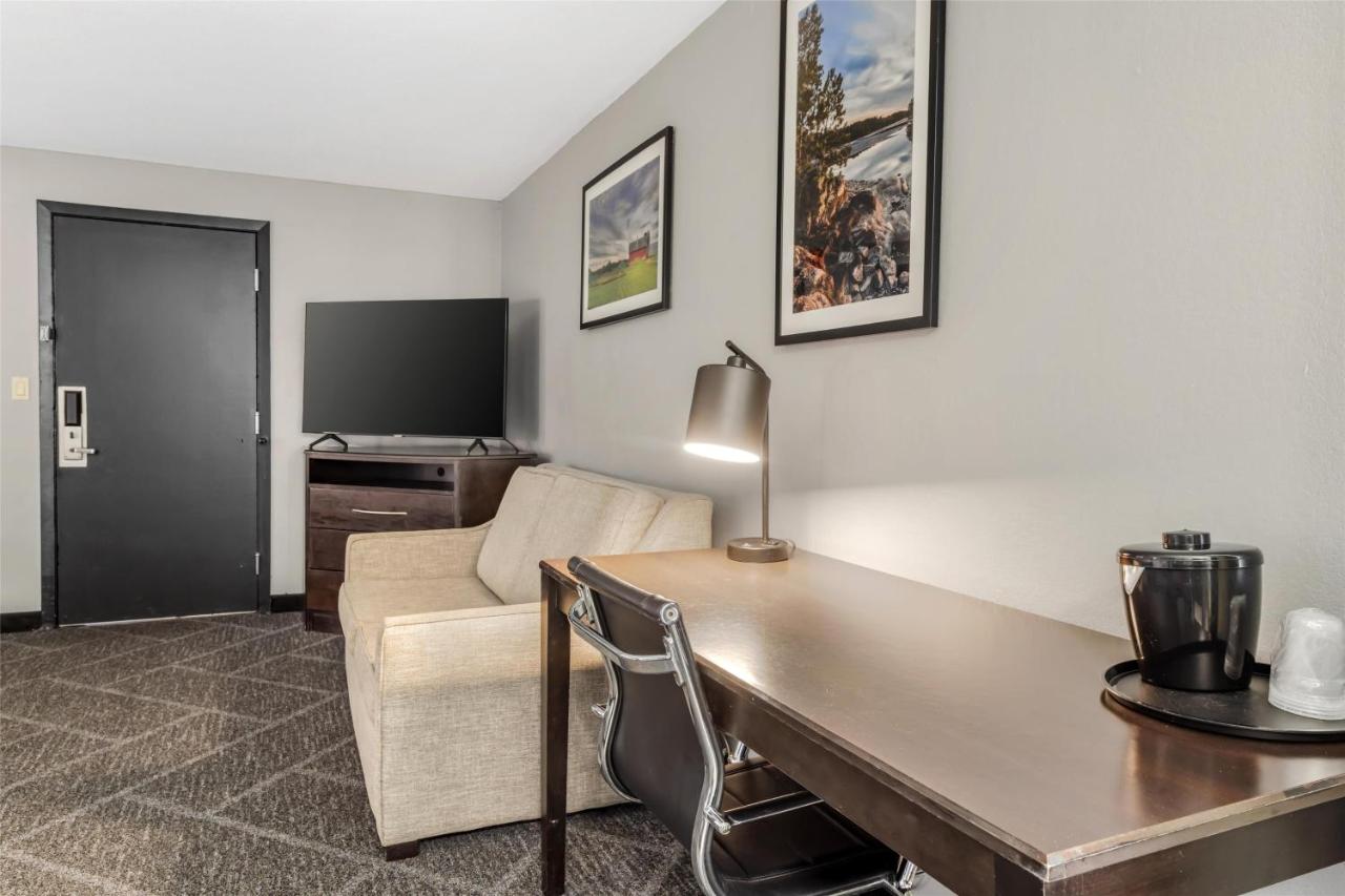 Executive Queen Room - Poolside at Best Western Rochester Hotel Mayo Clinic Area/St. Mary's