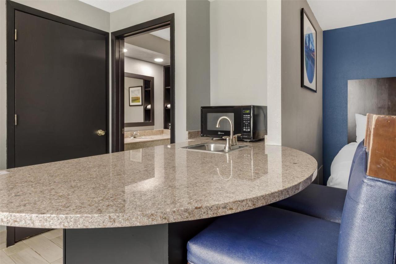 Executive Queen Room - Poolside at Best Western Rochester Hotel Mayo Clinic Area/St. Mary's
