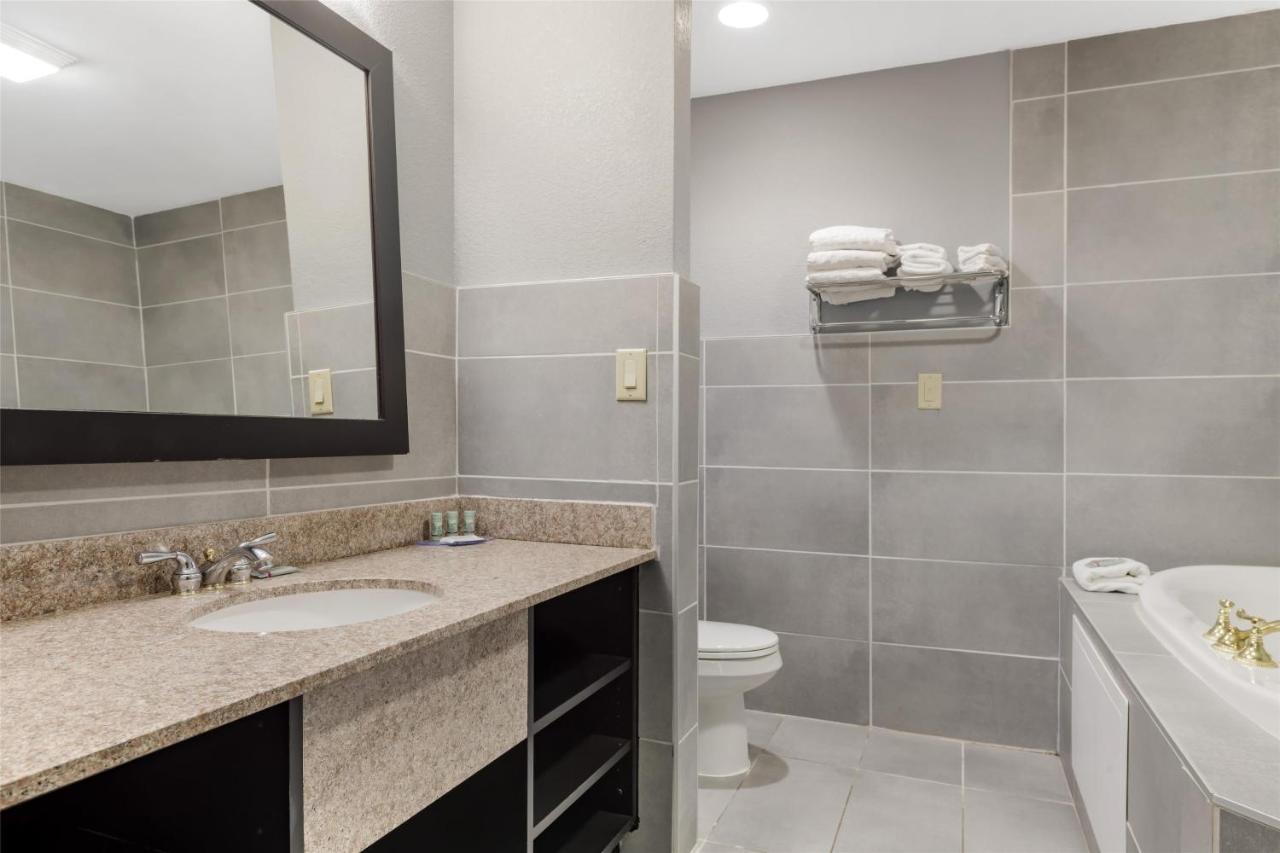 Executive King Room with Pool View at Best Western Rochester Hotel Mayo Clinic Area/St. Mary's