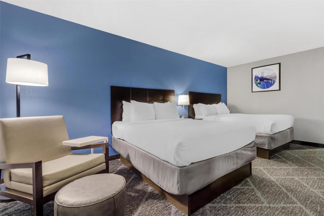 Queen Room with Two Queen Beds and Mobility Accessible Tub at Best Western Rochester Hotel Mayo Clinic Area/St. Mary's
