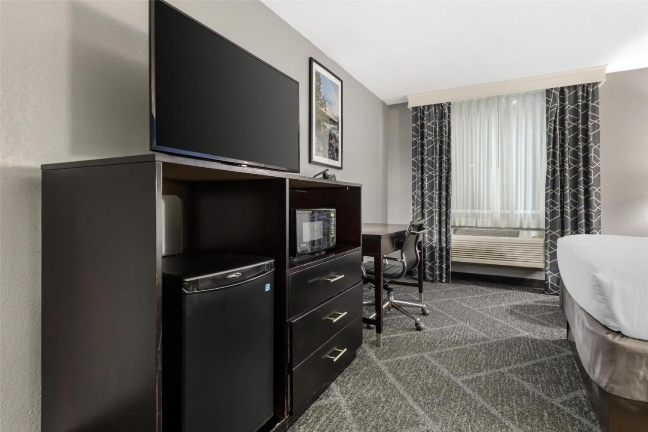 Queen Room with Two Queen Beds and Mobility Accessible Tub at Best Western Rochester Hotel Mayo Clinic Area/St. Mary's