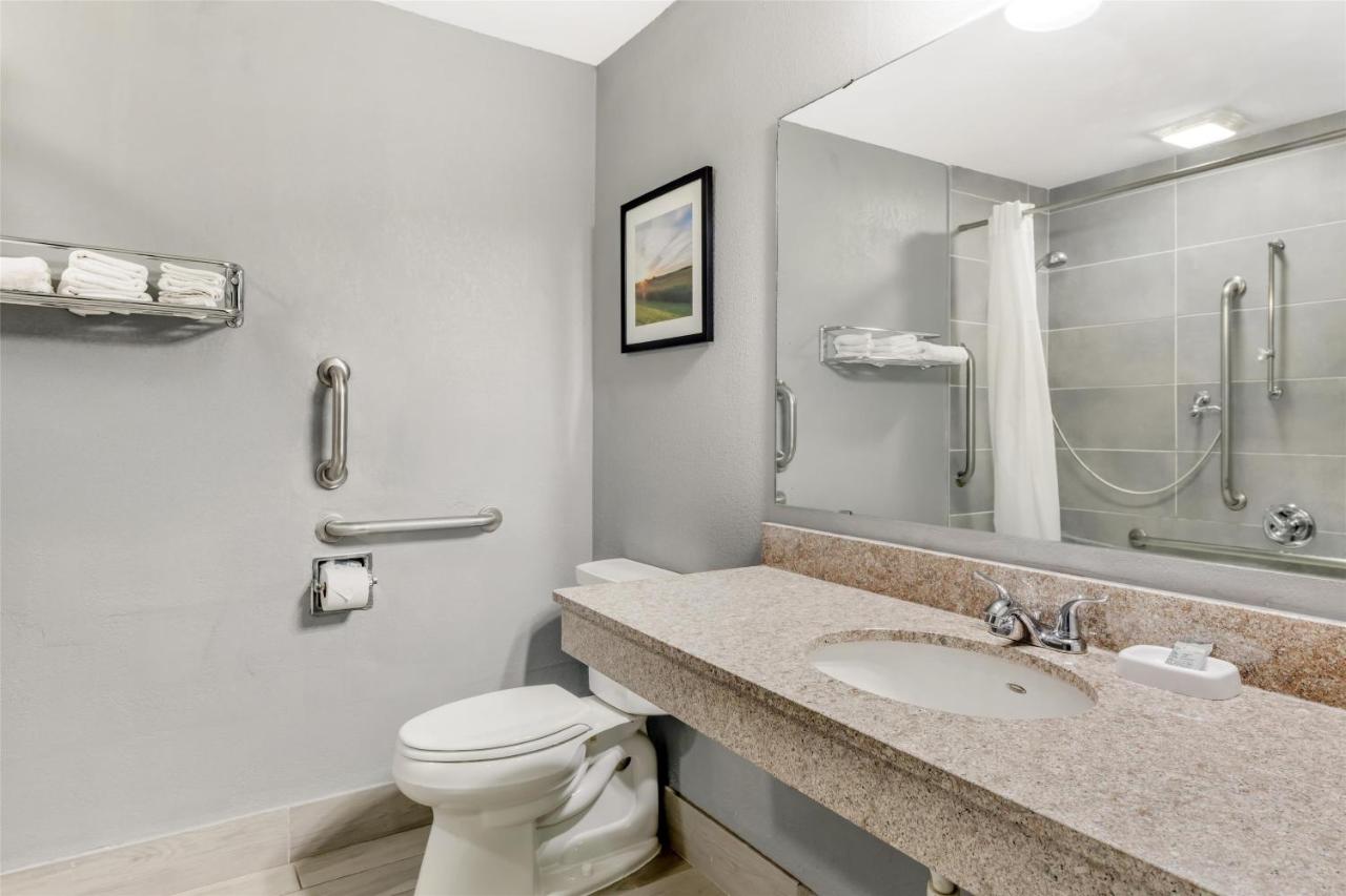 Queen Room with Two Queen Beds and Mobility Accessible Tub at Best Western Rochester Hotel Mayo Clinic Area/St. Mary's