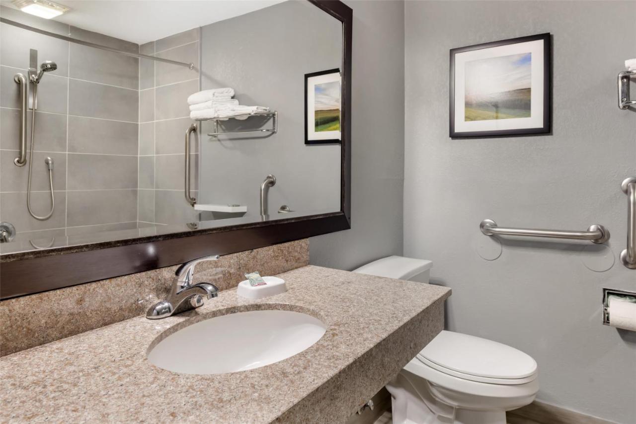 King Room with Mobility Accessible Tub - Pool Side at Best Western Rochester Hotel Mayo Clinic Area/St. Mary's