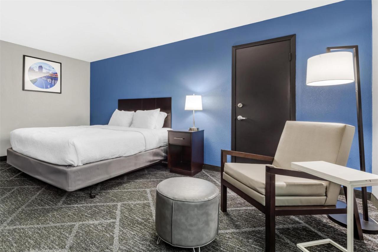 King Room with Mobility Accessible Tub - Pool Side at Best Western Rochester Hotel Mayo Clinic Area/St. Mary's