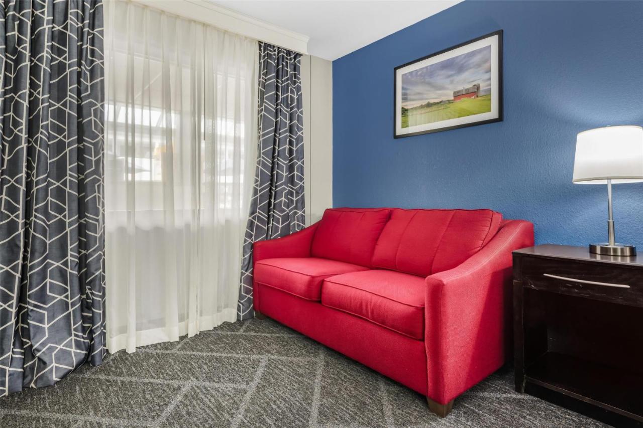 King Room with Mobility Accessible Roll-In Shower at Best Western Rochester Hotel Mayo Clinic Area/St. Mary's