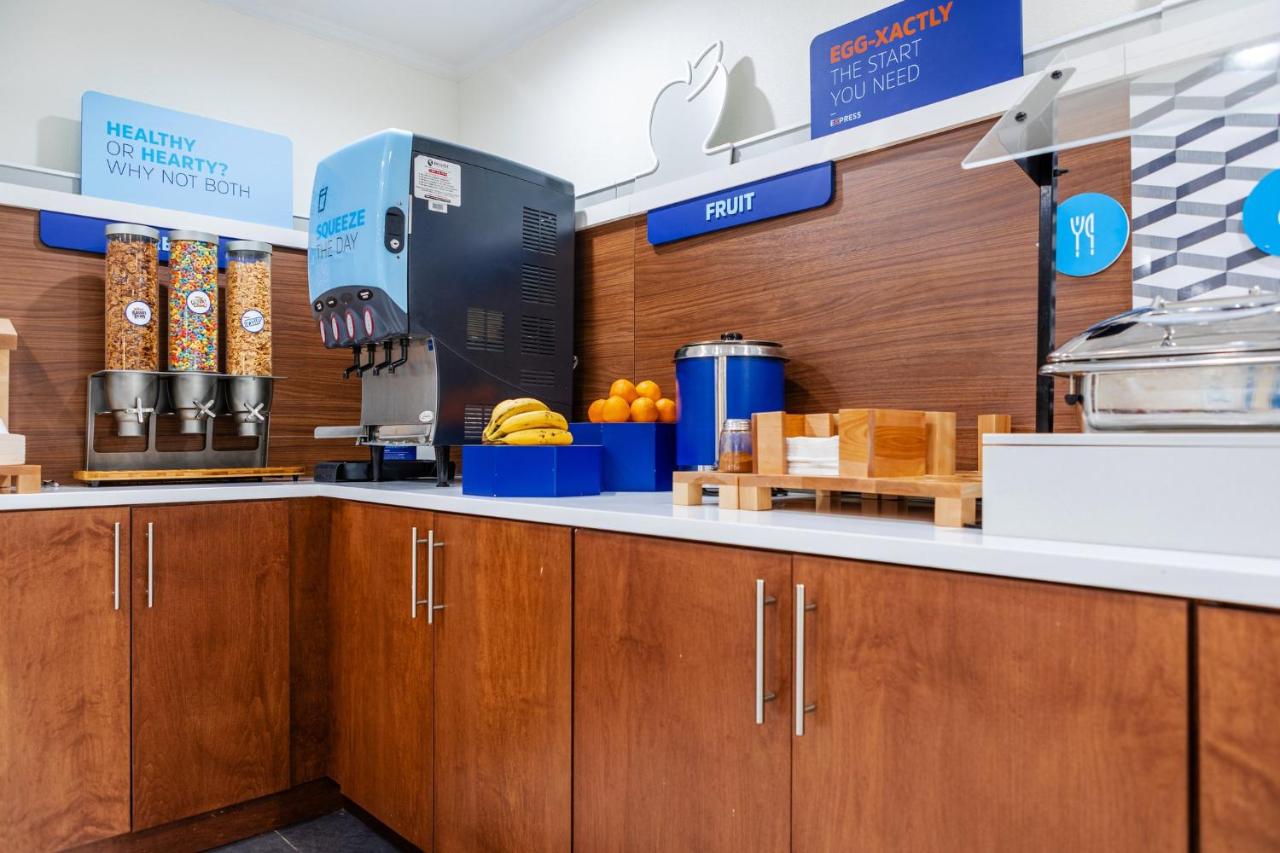 | Holiday Inn Express Hotel & Suites Memphis/Germantown, an IHG Hotel