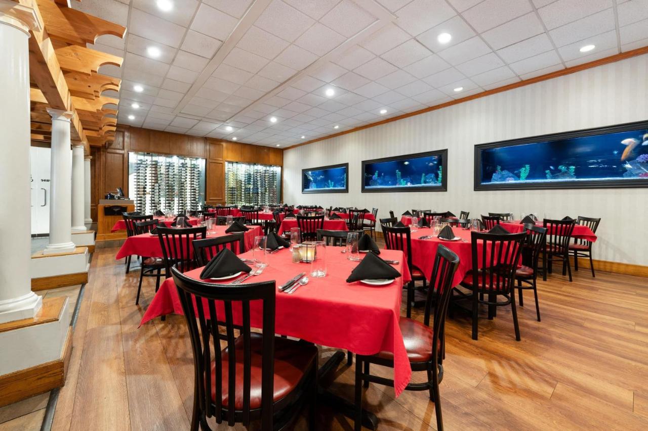 | Wyndham Riverfront Hotel