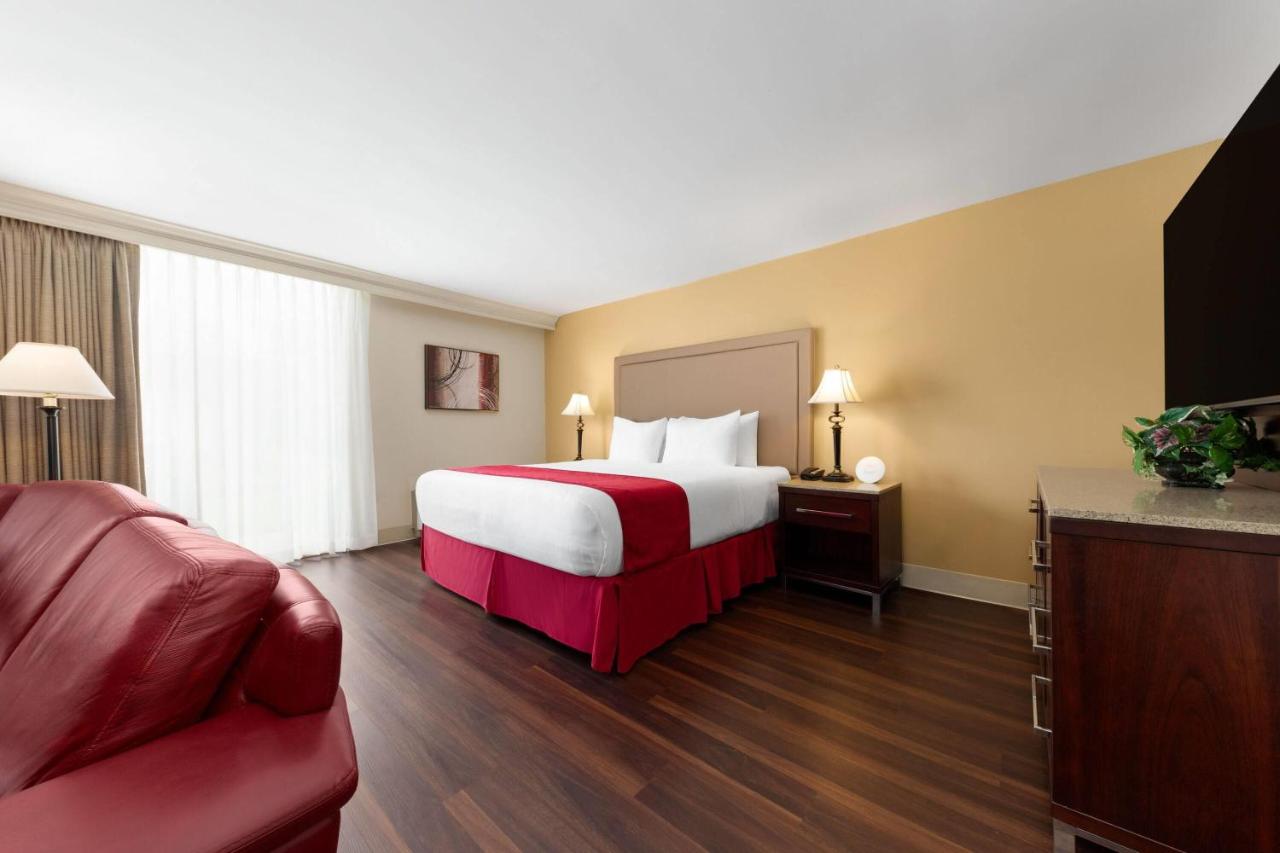 | Wyndham Riverfront Hotel