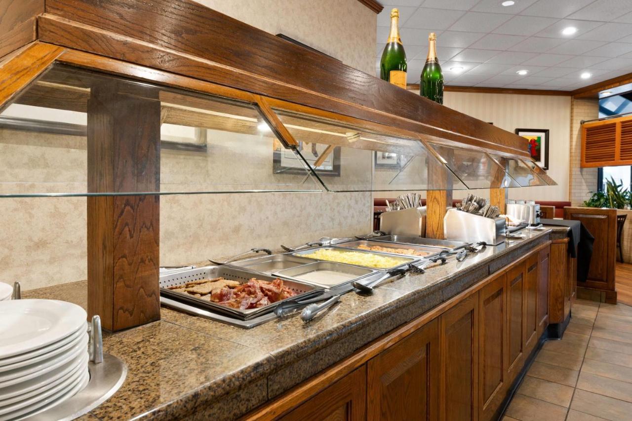 | Wyndham Riverfront Hotel
