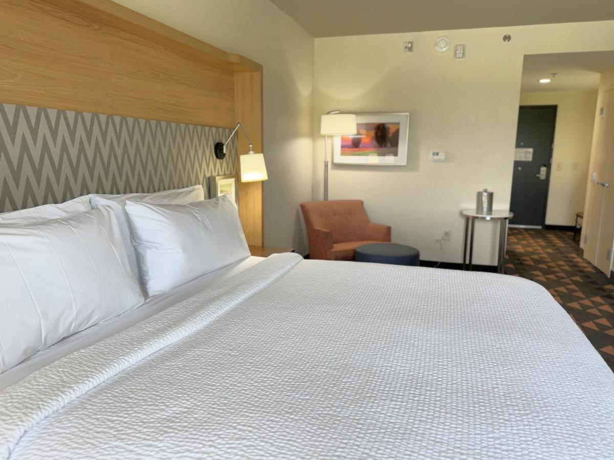  | Holiday Inn Hotel And Suites Fayetteville W-Fort Bragg Area, an IHG Hotel