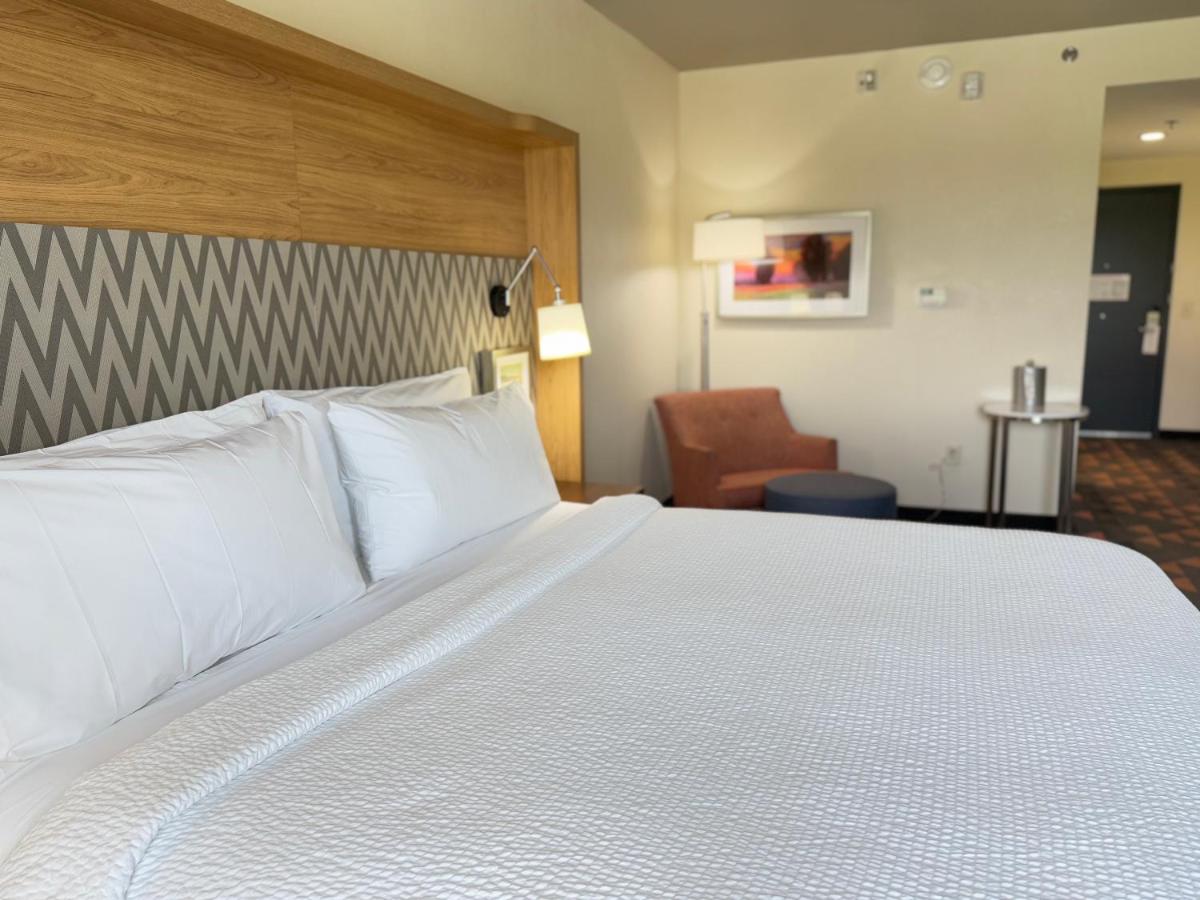  | Holiday Inn Hotel And Suites Fayetteville W-Fort Bragg Area, an IHG Hotel