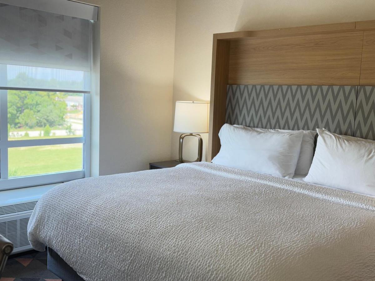 King Room - Hearing Accessible - Non-Smoking at Holiday Inn & Suites Fayetteville W-Fort Bragg Area by IHG
