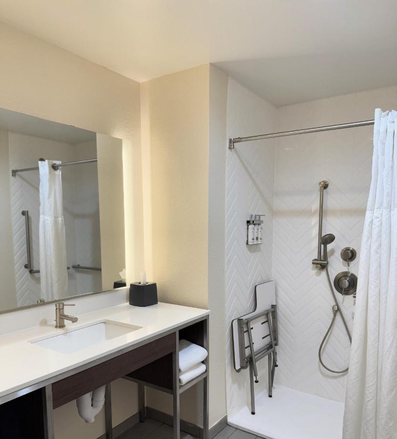  | Holiday Inn Hotel And Suites Fayetteville W-Fort Bragg Area, an IHG Hotel