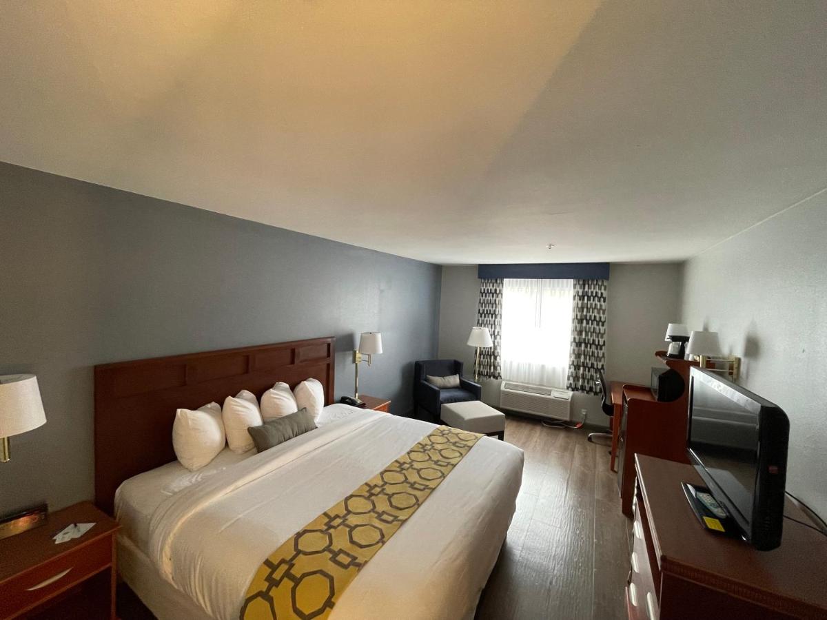 King Suite - Non-Smoking at Baymont by Wyndham Yreka