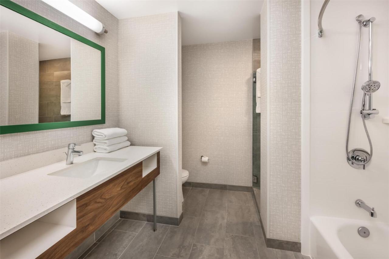 King Bed Studio at Hampton Inn & Suites Coeur d' Alene