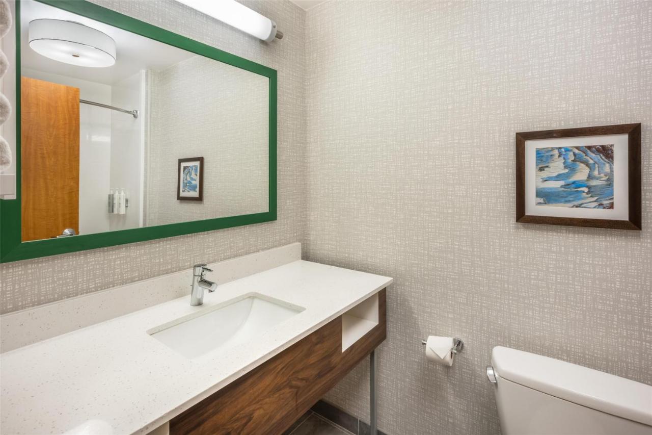 King Room at Hampton Inn & Suites Coeur d' Alene