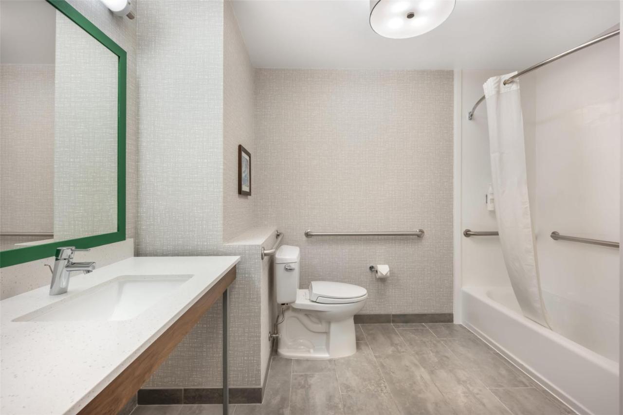 King Bed Accessible Room at Hampton Inn & Suites Coeur d' Alene