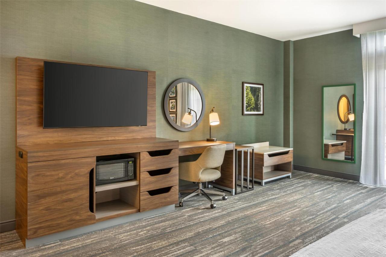 King Bed Studio at Hampton Inn & Suites Coeur d' Alene