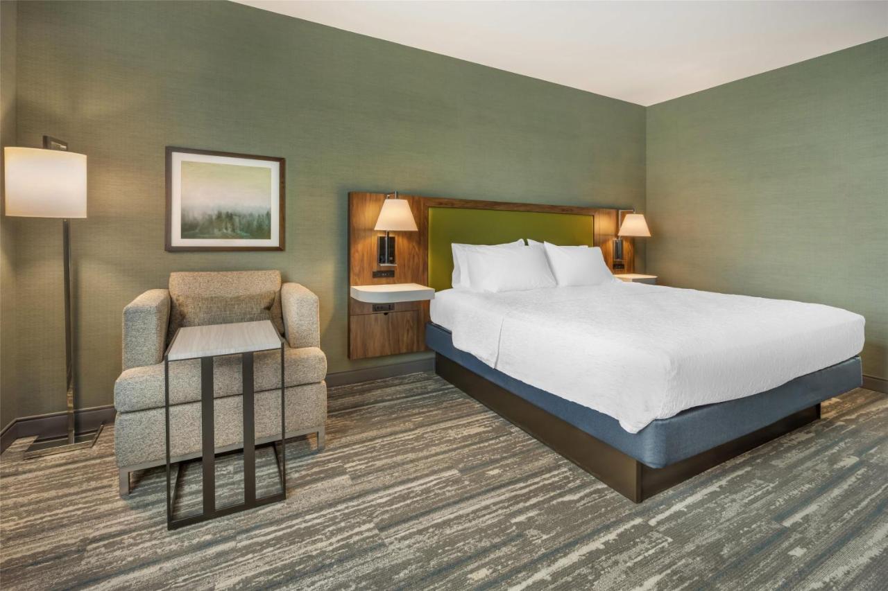 King Room at Hampton Inn & Suites Coeur d' Alene
