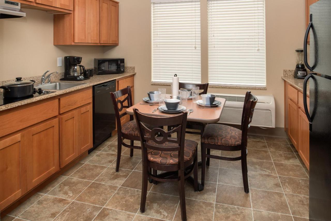 Queen Suite with Kitchenette at Best Western Kennewick Tri-Cities Center