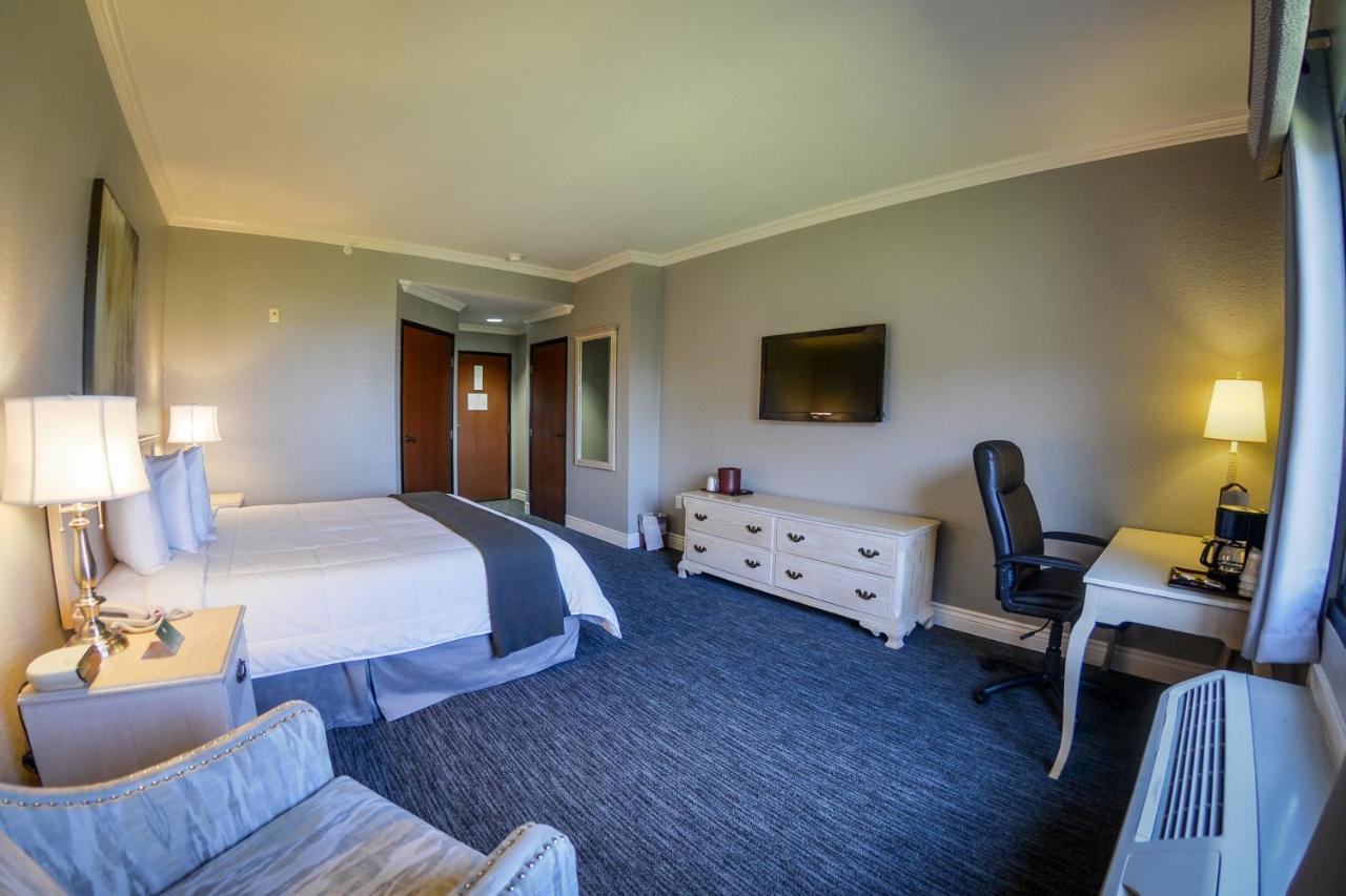 King Room with Lake View at Tanglewood Resort on Lake Texoma, an Ascend Collection Resort