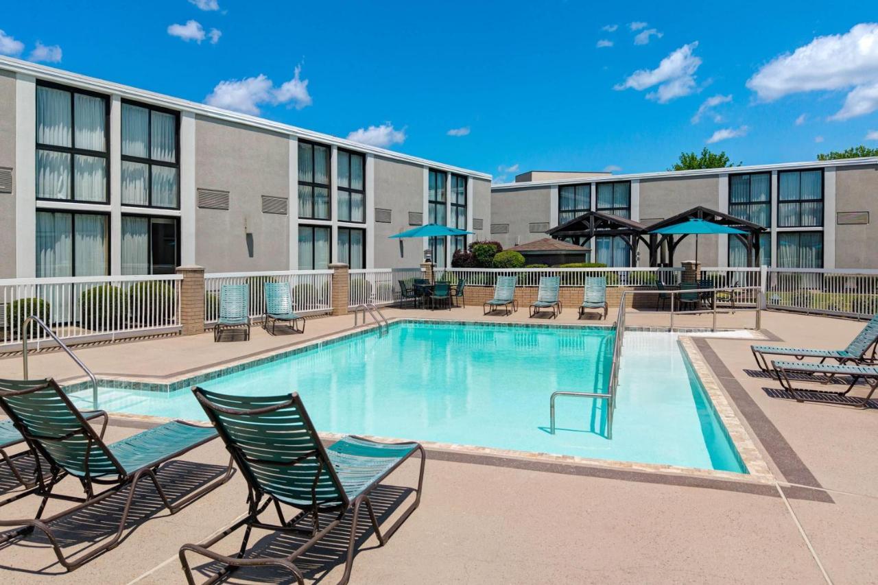 | Wyndham Riverfront Hotel