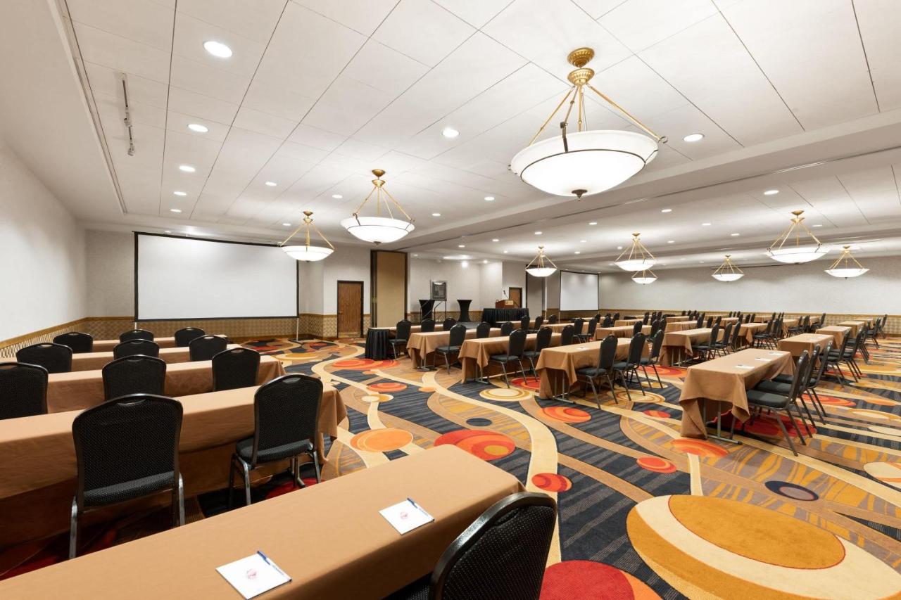 | Wyndham Riverfront Hotel