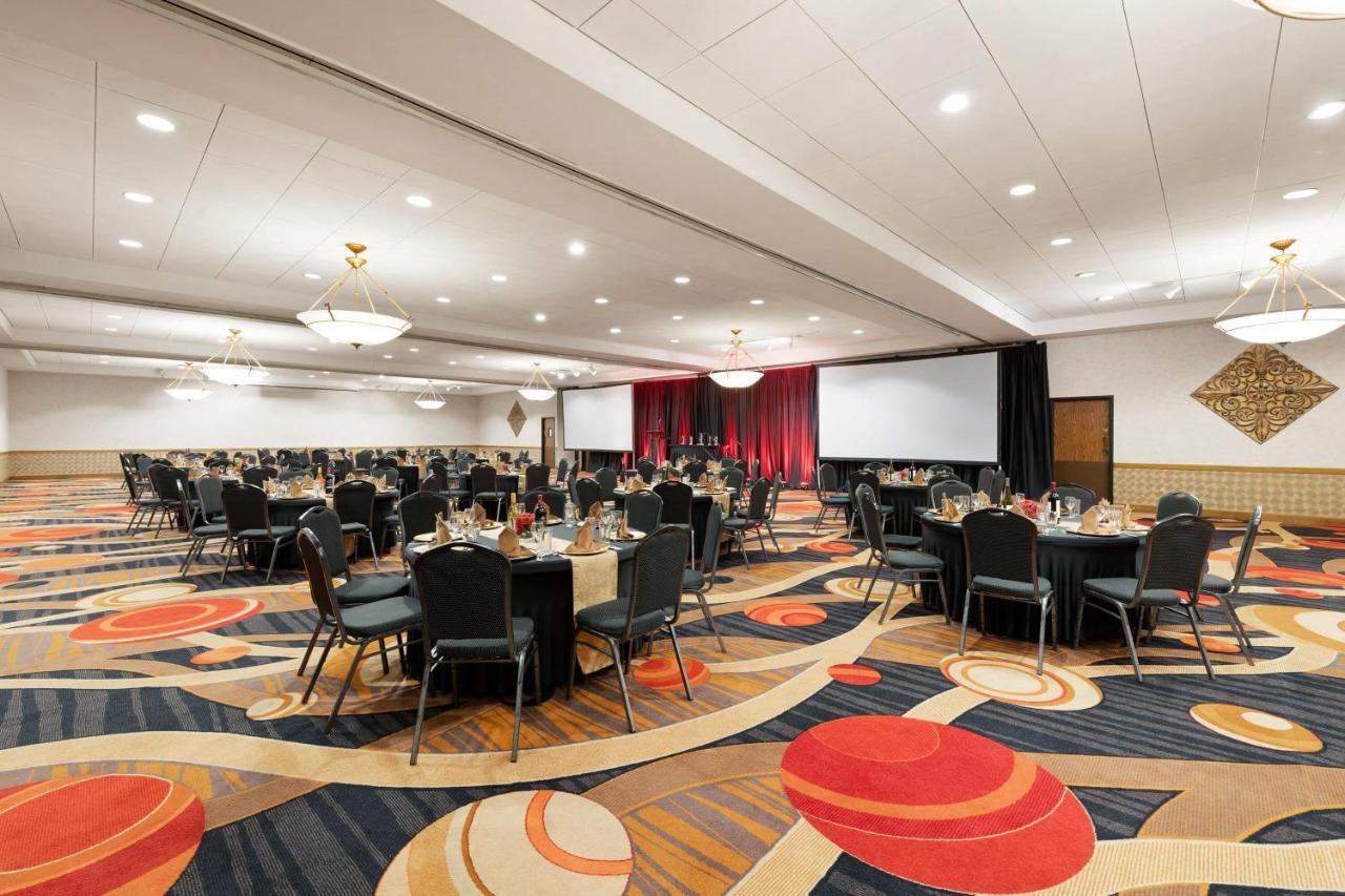| Wyndham Riverfront Hotel