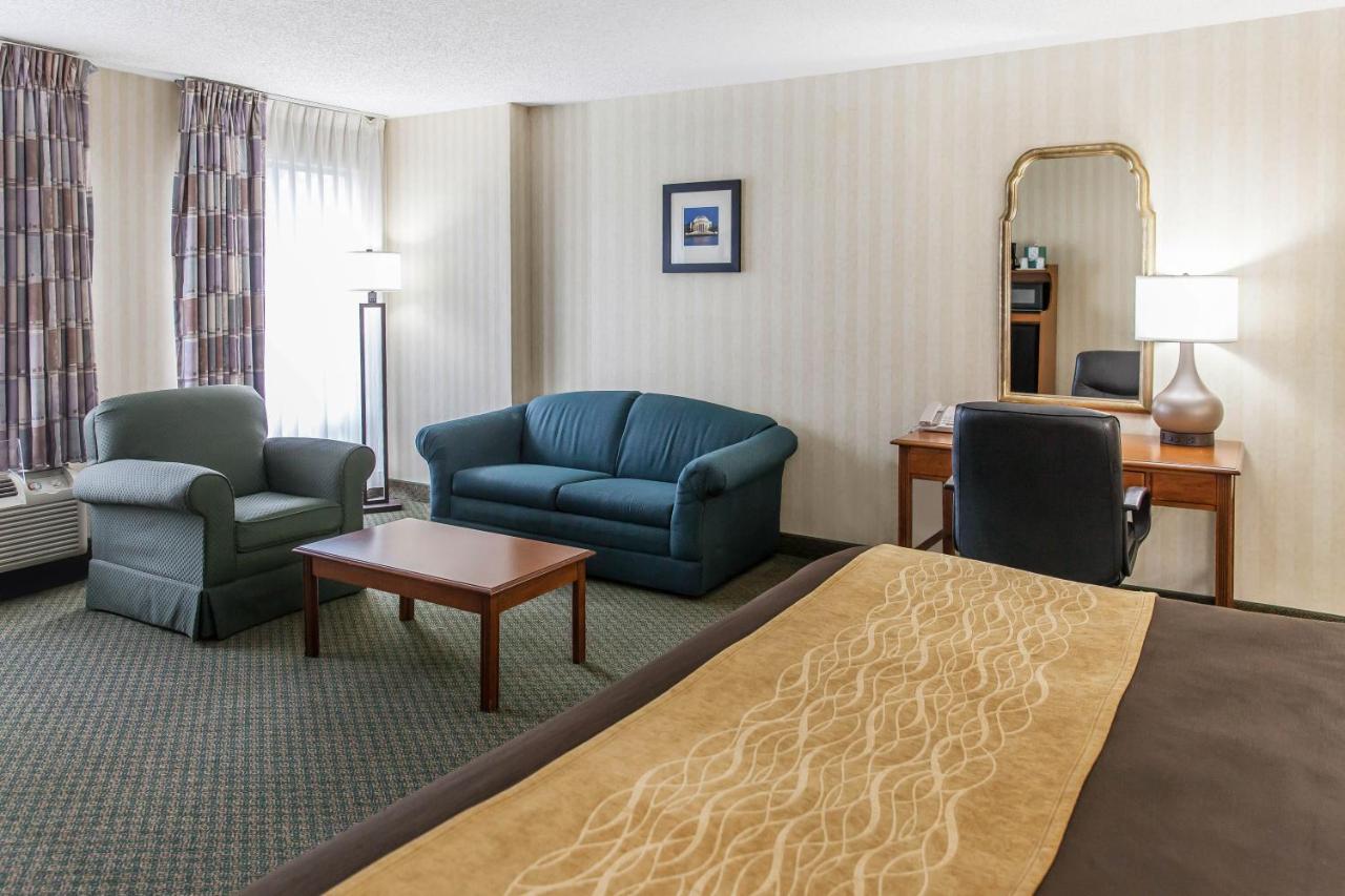 King Suite with Sofa Bed - Non-Smoking at Comfort Inn Pentagon City
