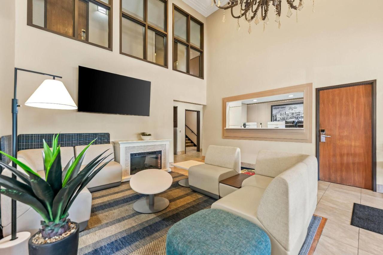 | Super 8 by Wyndham Elgin