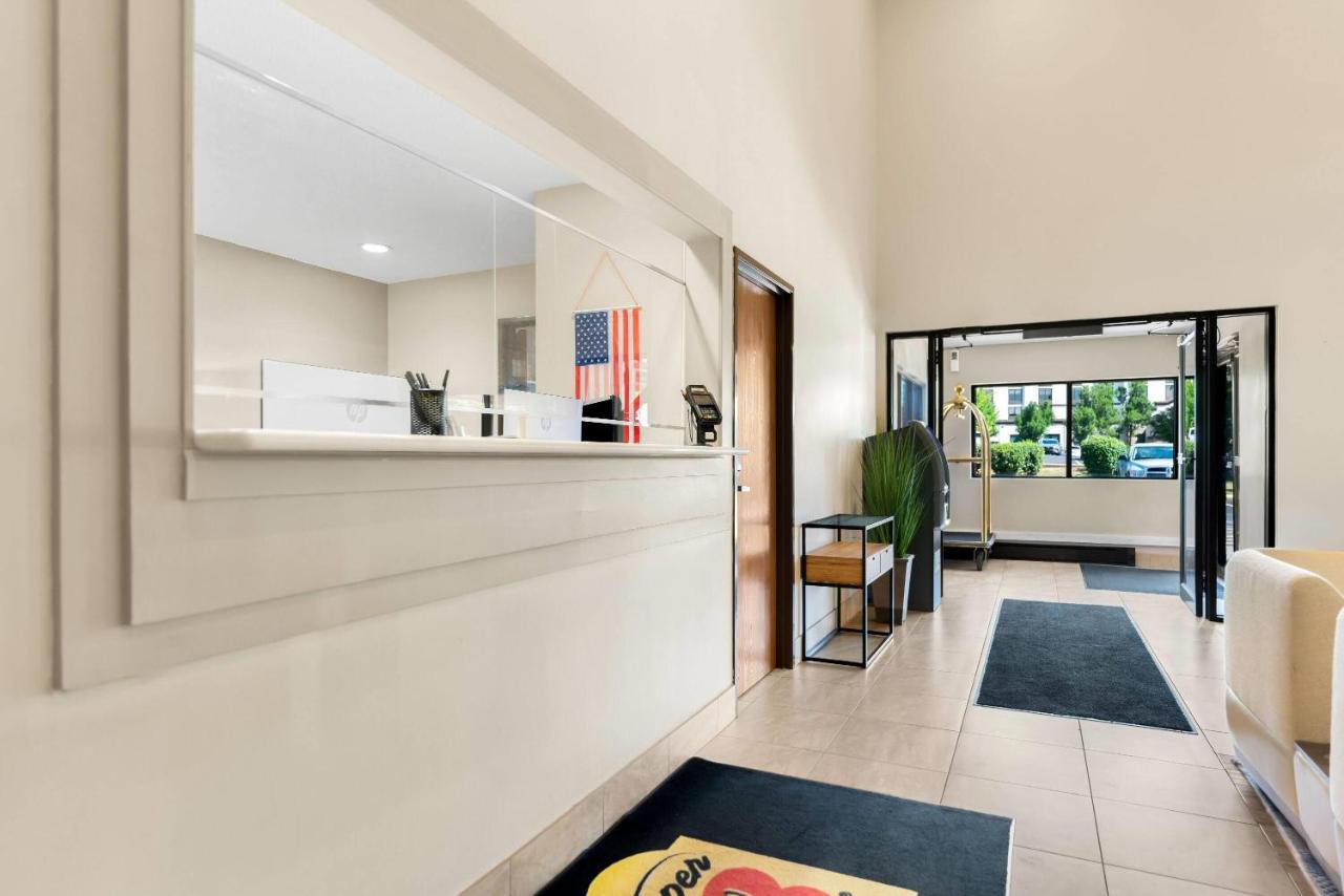 | Super 8 by Wyndham Elgin