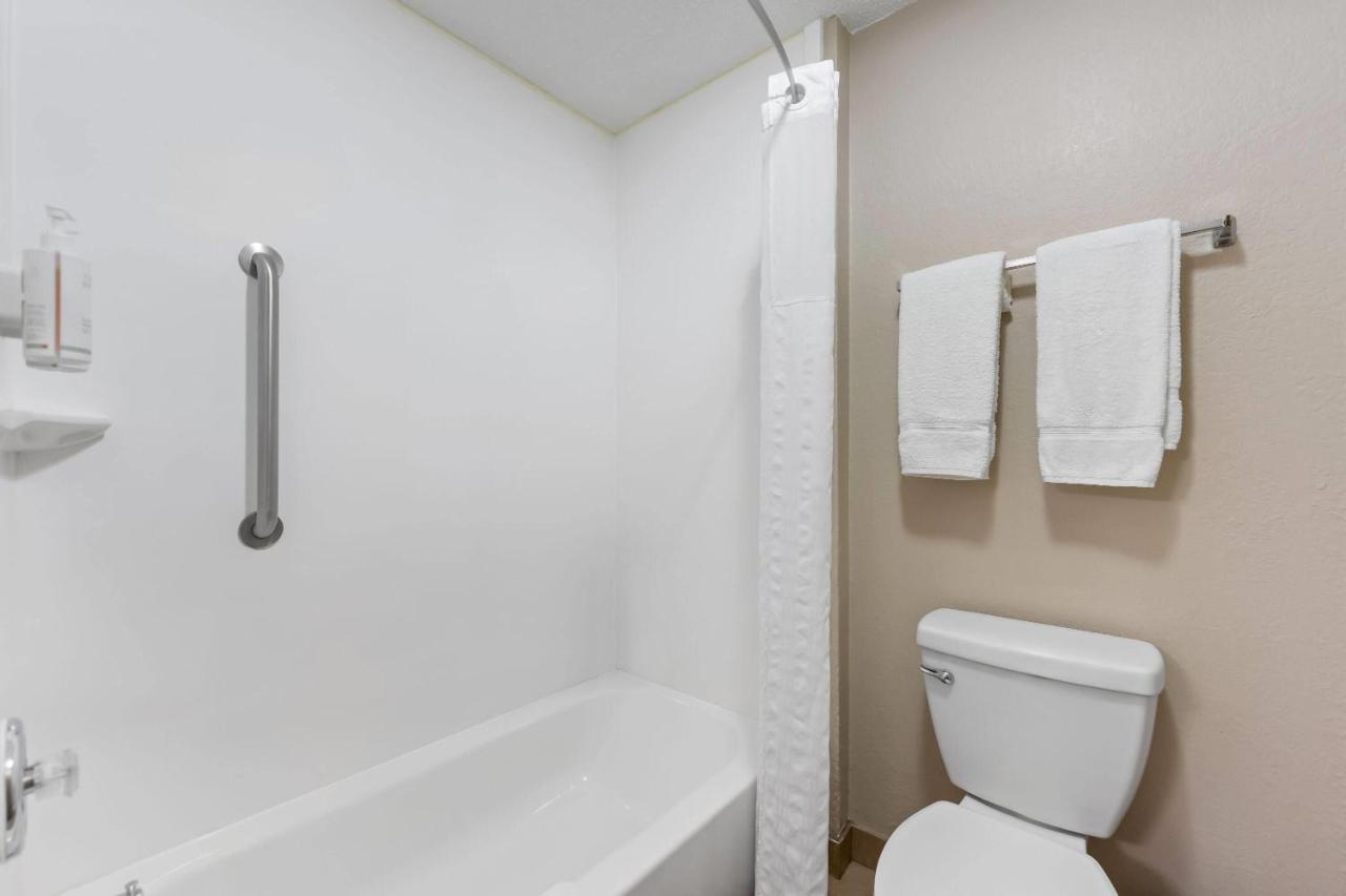 | Super 8 by Wyndham Elgin