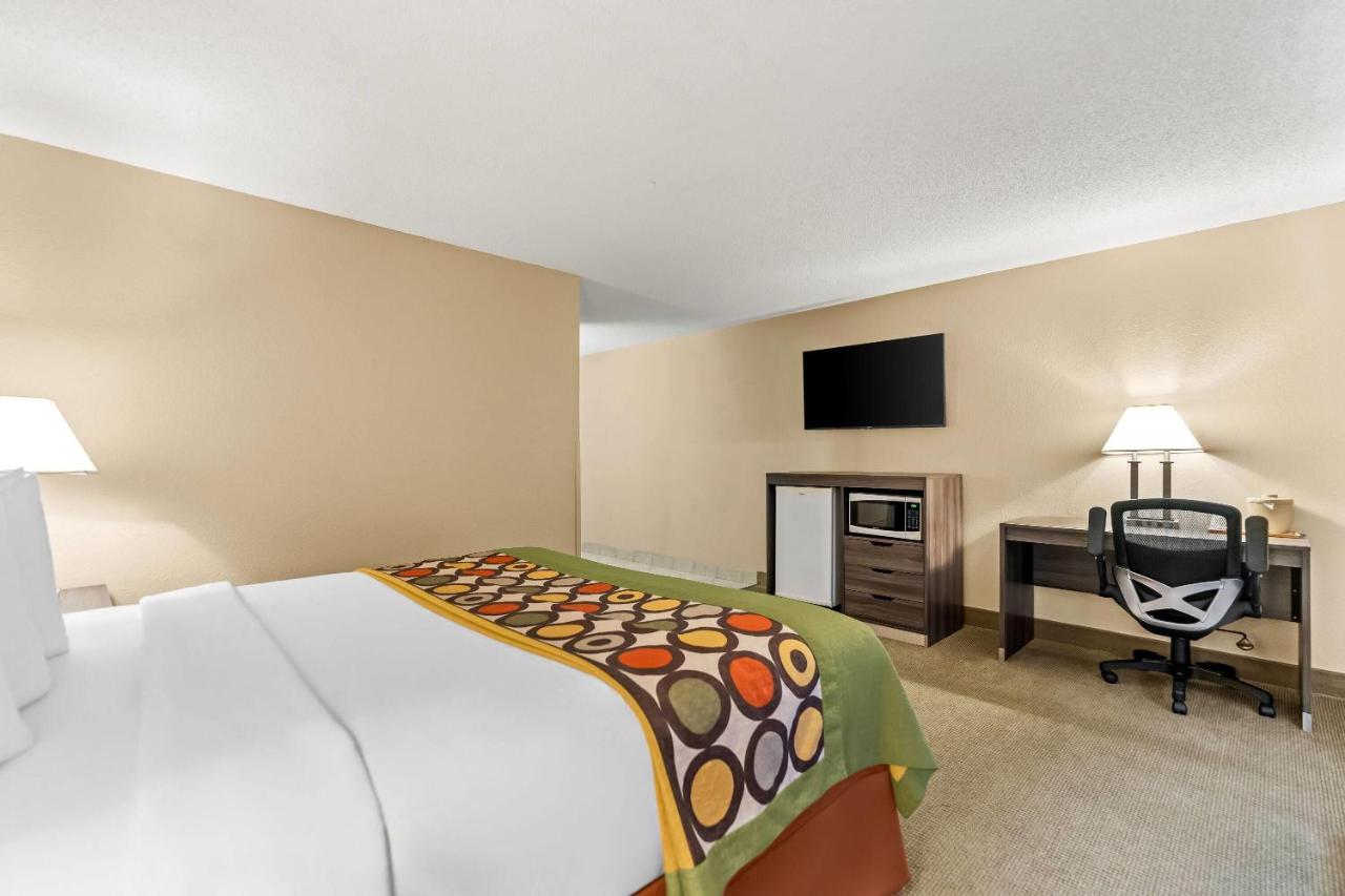 | Super 8 by Wyndham Elgin