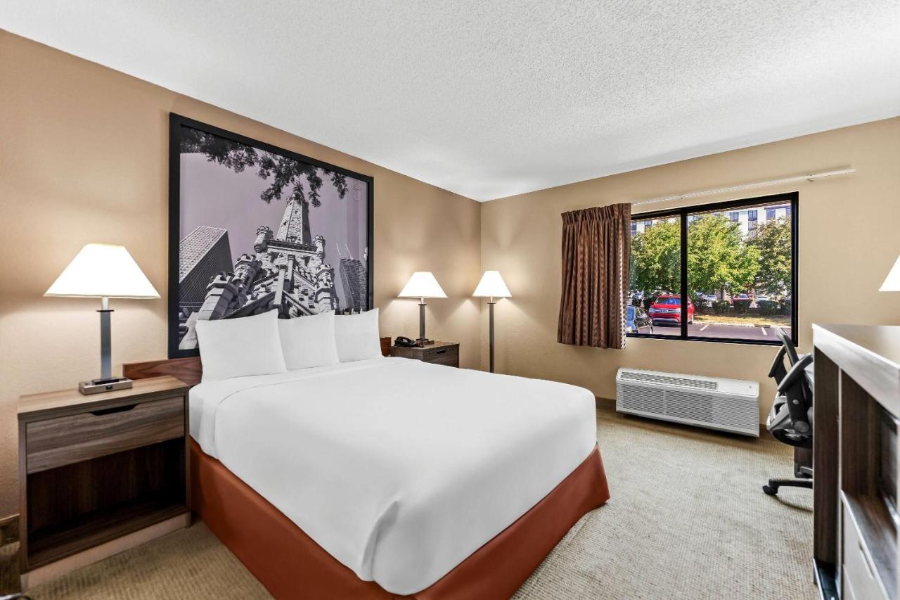 | Super 8 by Wyndham Elgin