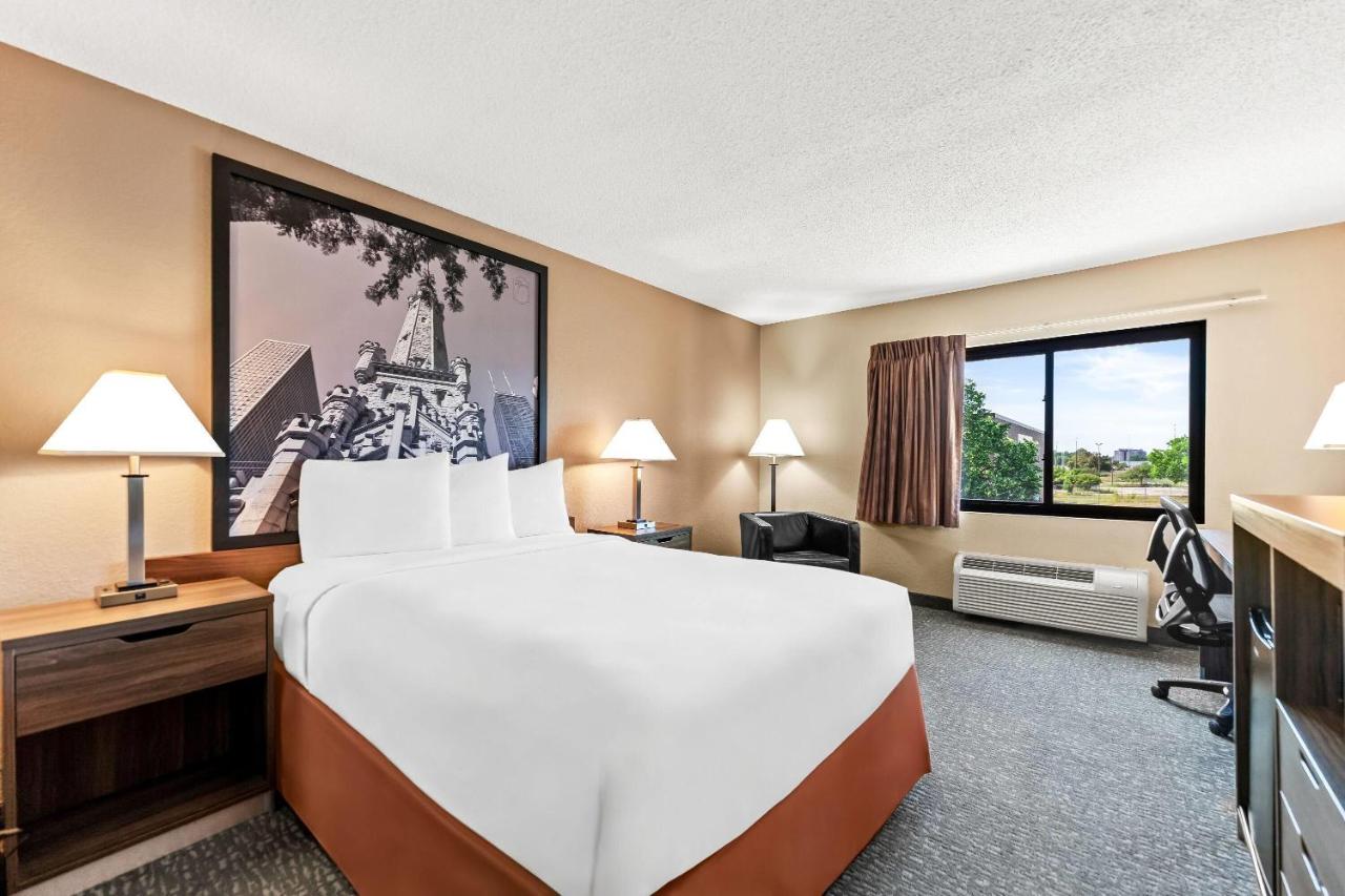 | Super 8 by Wyndham Elgin