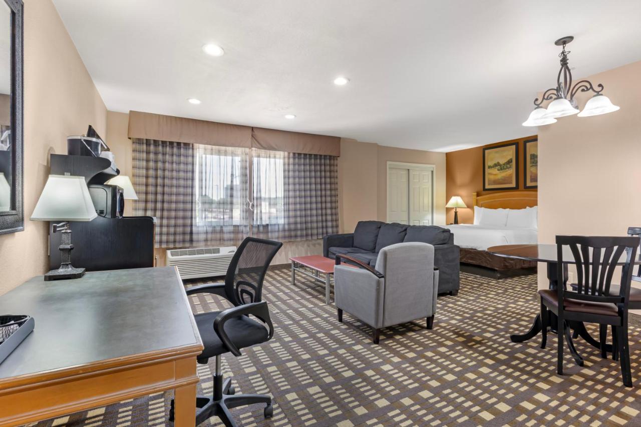 King Suite - Accessible/Non-Smoking at Quality Inn & Suites Plano East - Richardson