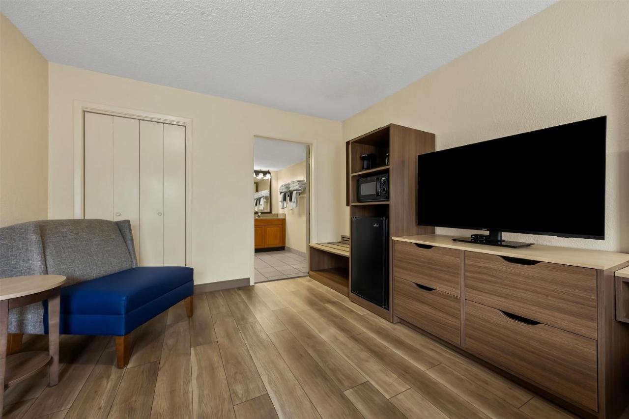 Suite with King Bed - Non-Smoking at Best Western Center Pointe Inn