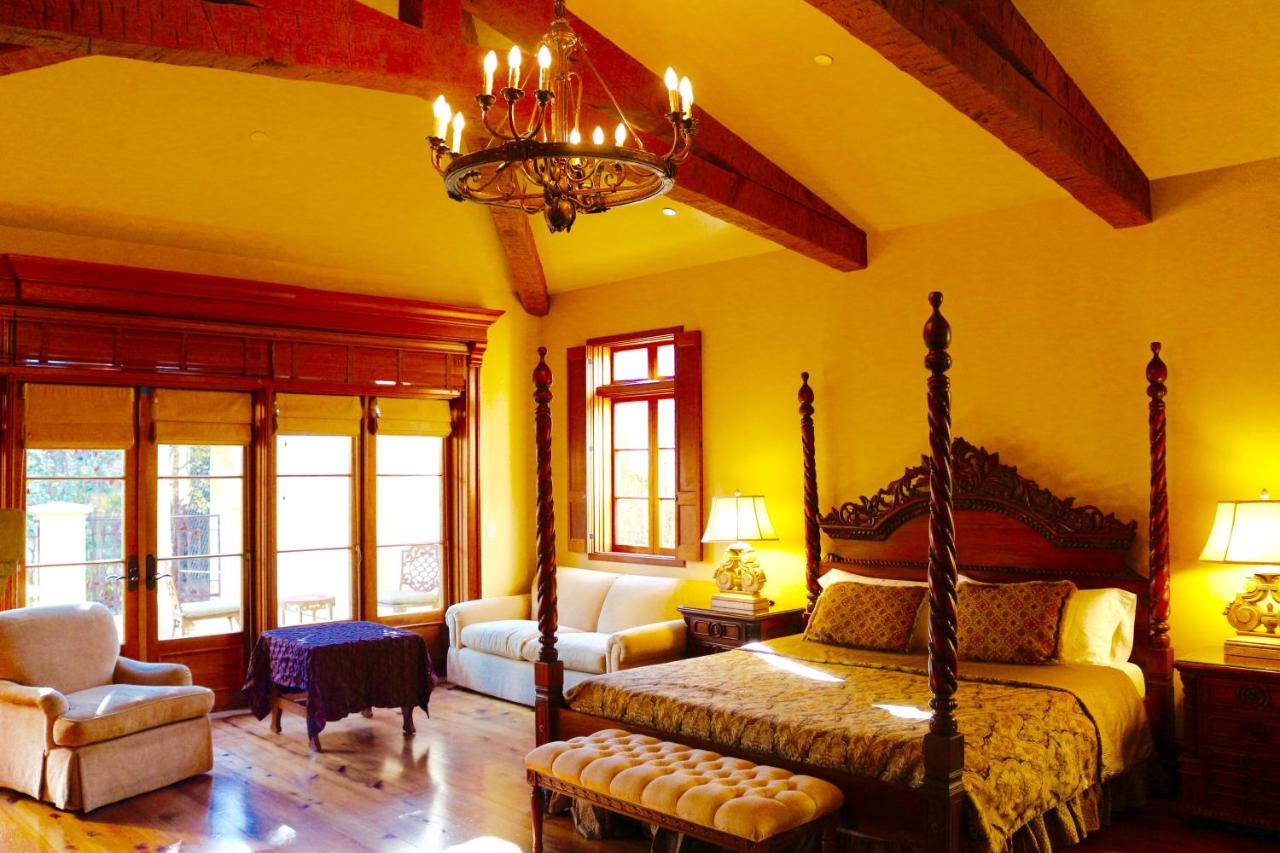 | CaliPaso Winery & Villa