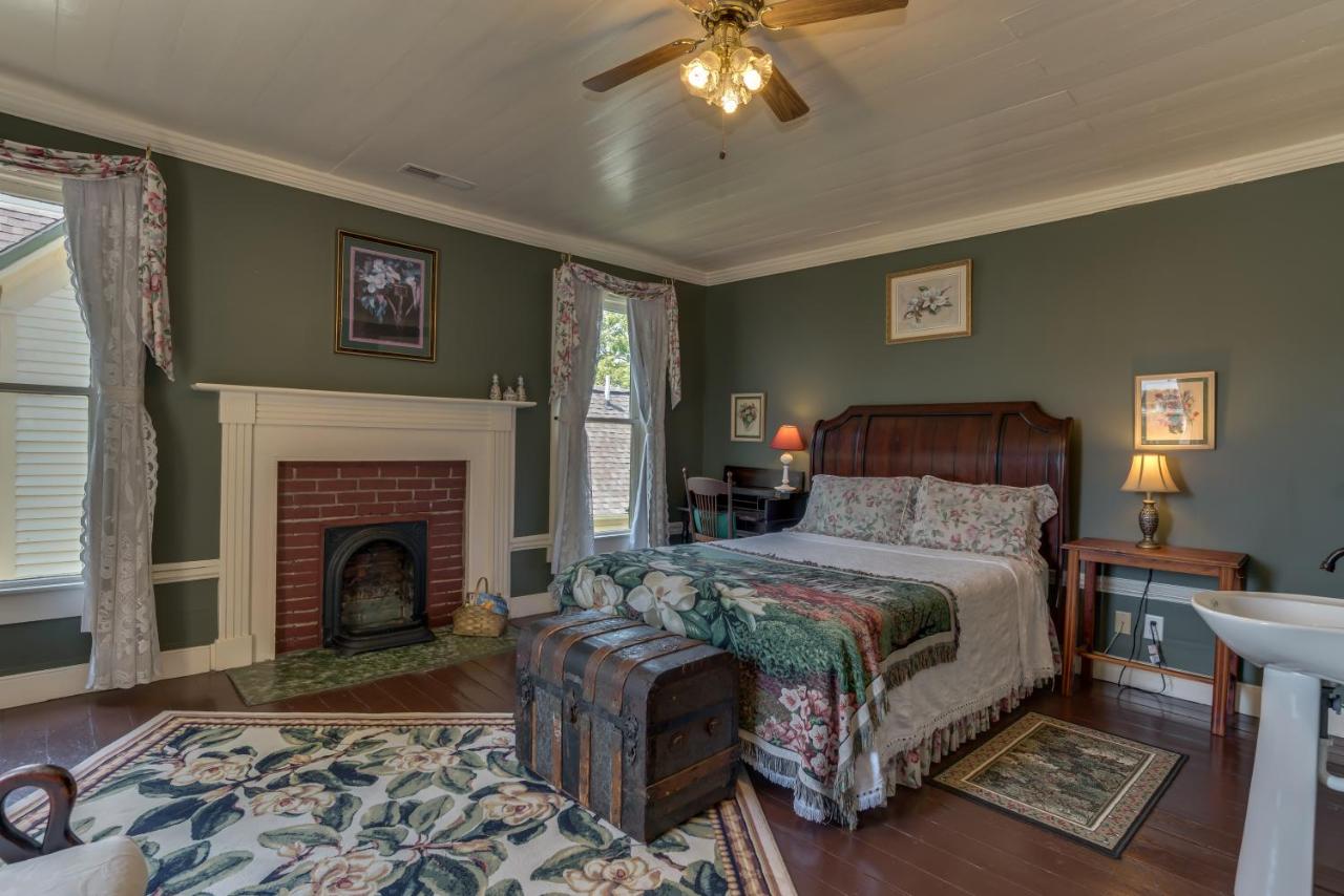 | Carrier Houses Bed & Breakfast