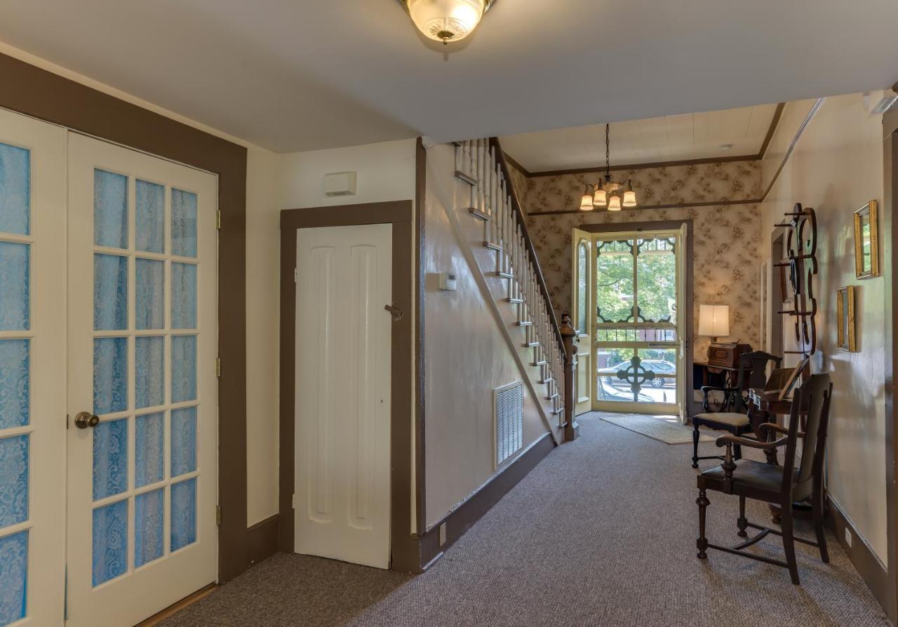 | Carrier Houses Bed & Breakfast