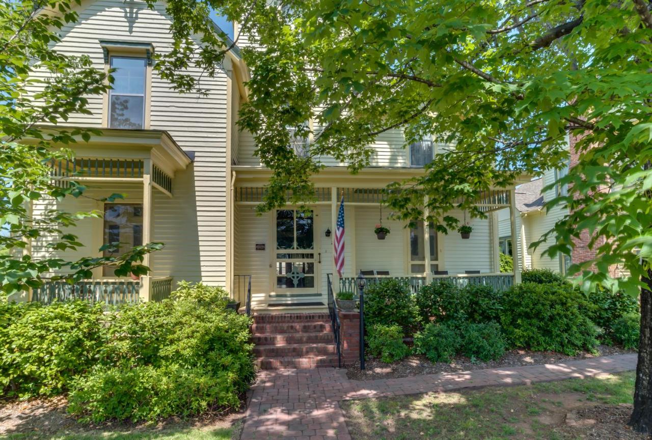 | Carrier Houses Bed & Breakfast