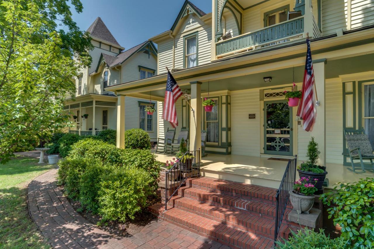 | Carrier Houses Bed & Breakfast