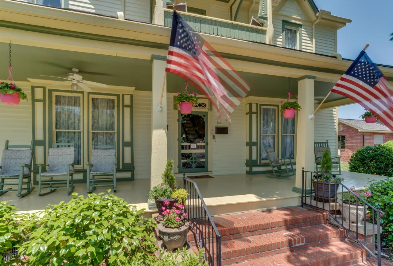 | Carrier Houses Bed & Breakfast