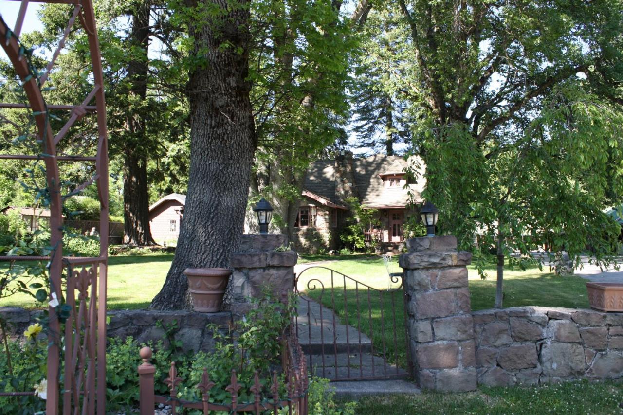 | Strawberry Valley Inn