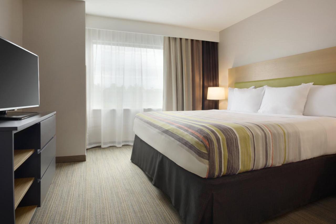 Guest Room with Roll-in Shower at Country Inn & Suites by Radisson Asheville River Arts District